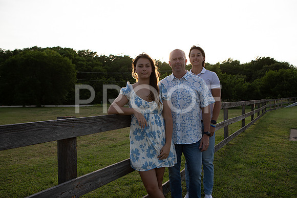 Strong Fam. -8236