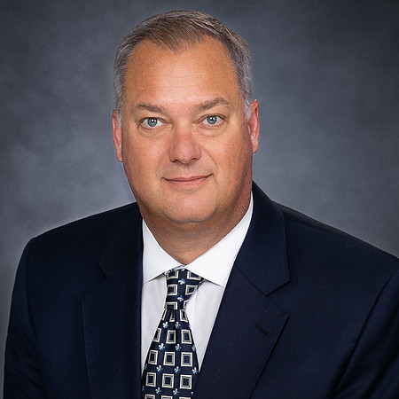 L. Keyes 2021 Headshot 2 1x1-